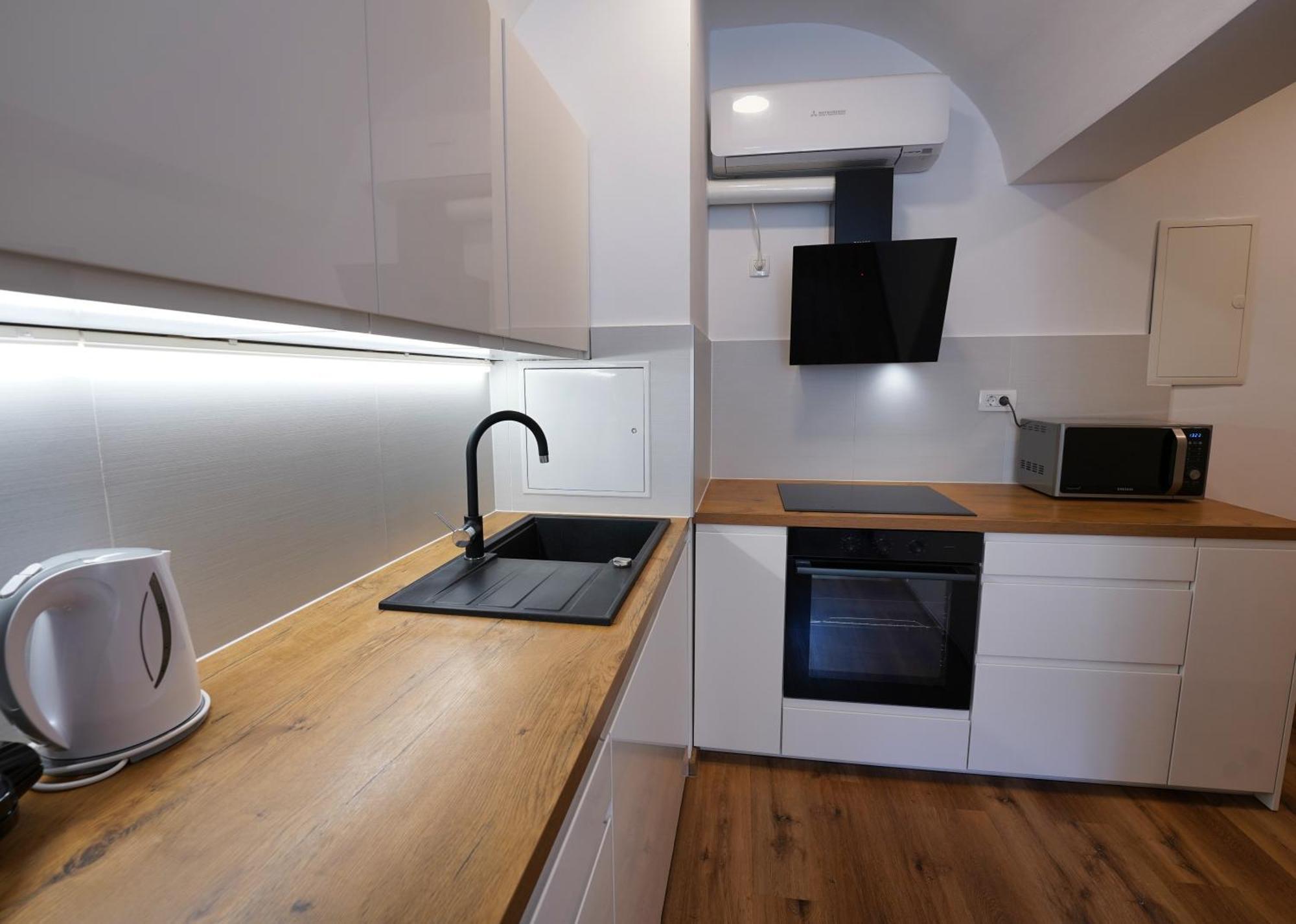 Apartments Metro 7 ลูบลิยานา ภายนอก รูปภาพ