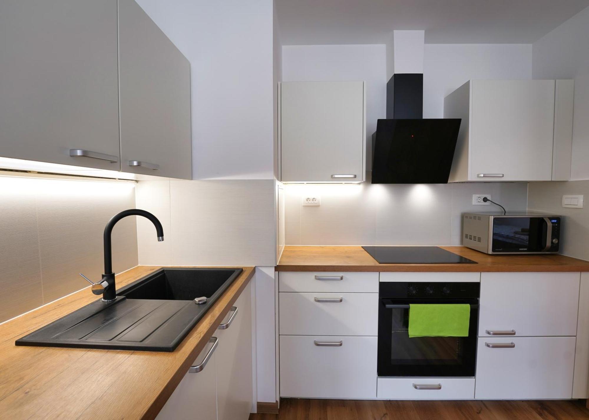 Apartments Metro 7 ลูบลิยานา ภายนอก รูปภาพ